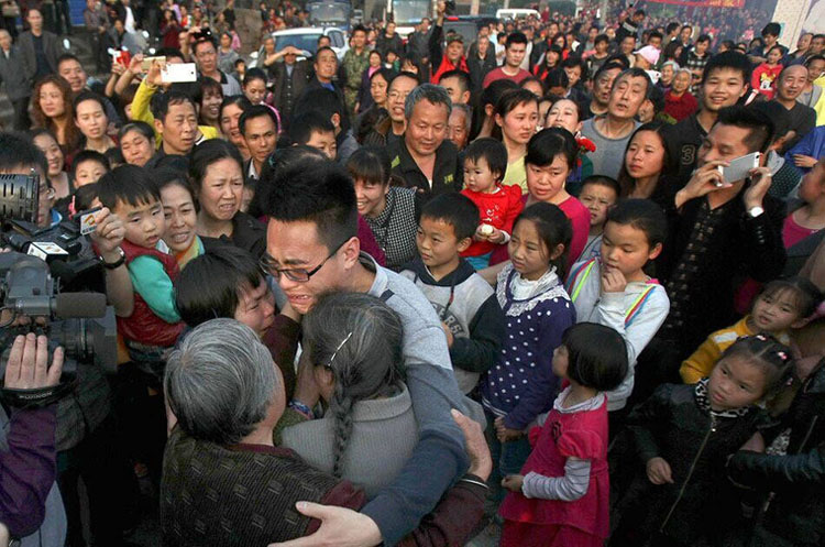 临沧4岁男孩被拐 26年后母子终团聚感动全村 